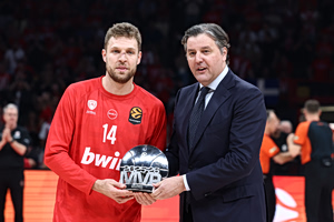 Μποντιρόγκα στο ΣΕΦ – Παρέδωσε το MVP της EuroLeague στον Βεζένκοβ (vid)