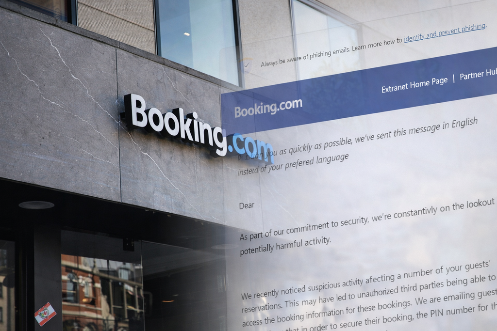 Αλαλούμ με το Booking: Στον αέρα τα στοιχεία των πελατών, αδύνατη η επικοινωνία με την εταιρεία