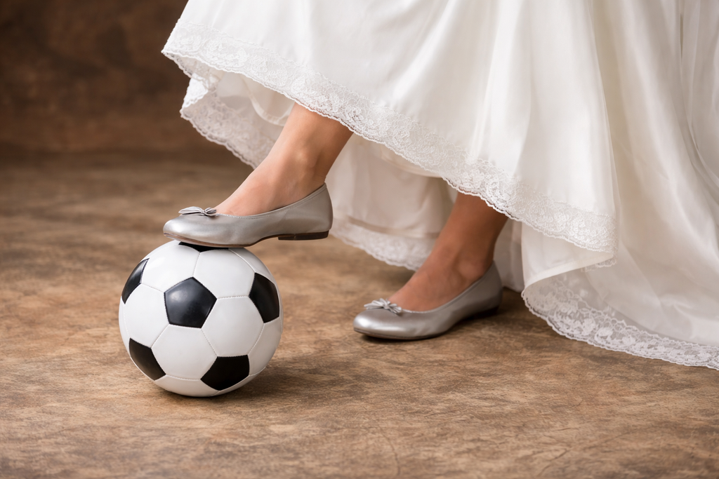 Ξεχωριστή γαμήλια είσοδος με… ποδοσφαιρική πινελιά (vid)