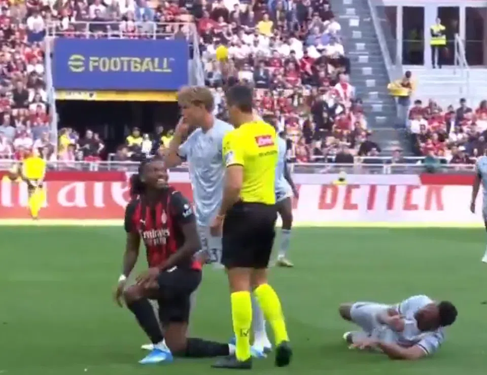 Ο επιθετικός της Μίλαν, Ράφαελ Λεάο… χειροκρότησε ειρωνικά τον διαιτητή, αλλά του «κόπηκε» το γέλιο