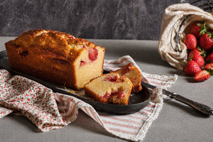 Εύκολο κέικ φράουλα από την Αργυρώ Μπαρμπαρίγου – Απίστευτα αφράτο και ζουμερό