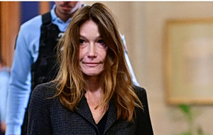 Κάρλα Μπρούνι: Τρόμαξαν με την εμφάνισή της όταν έφτασε στο δικαστήριο μαζί με τον Σαρκοζί