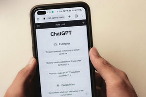 Λίγα με το ChatGPT γιατί ξέρει ποιος είσαι και πού… μένεις