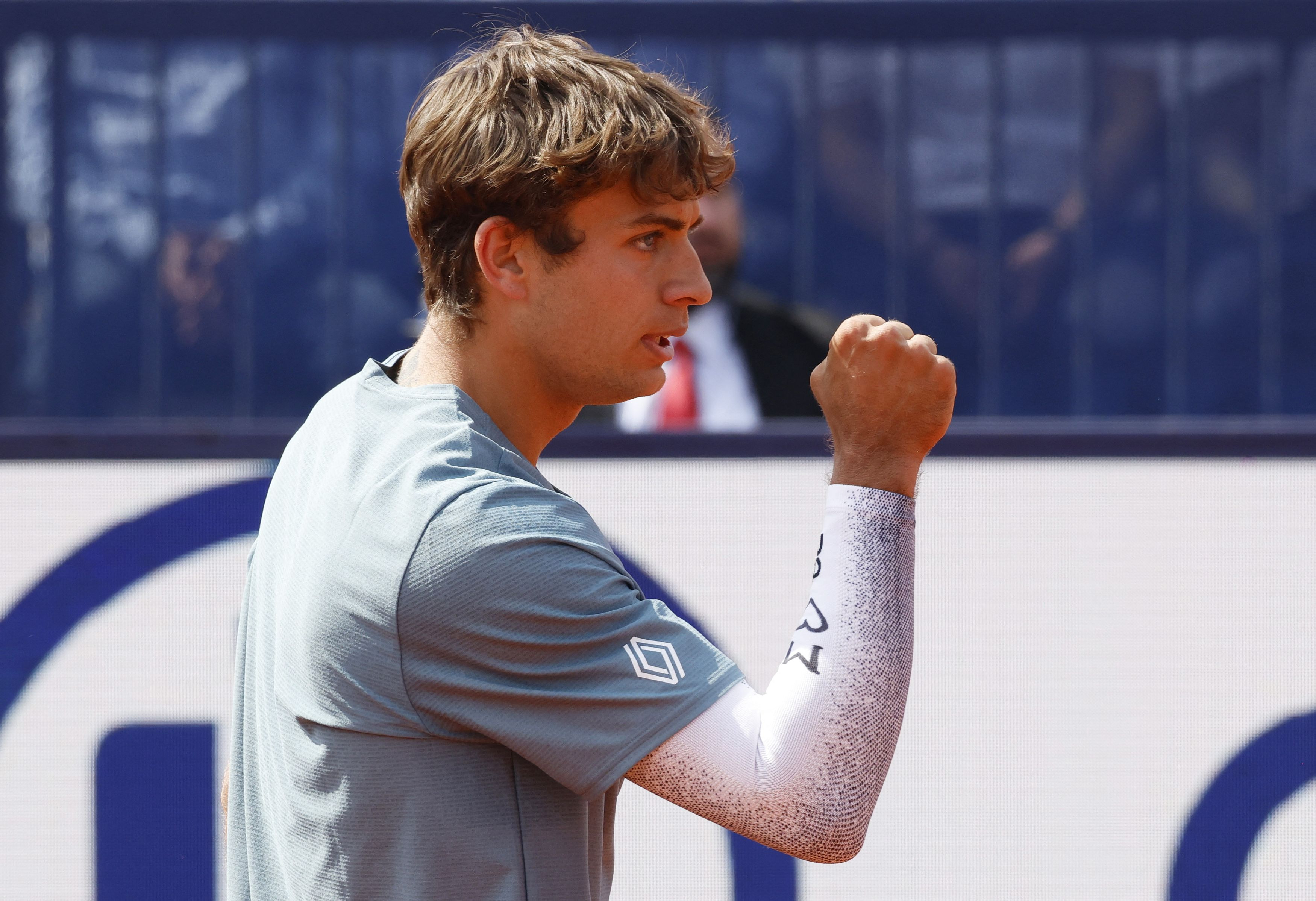 &Tau;έ&nu;&iota;&sigmaf;: &Lambda;ύ&gamma;&iota;&sigma;&epsilon; &omicron; &Kappa;&omicron;&mu;&pi;ό&lambda;&iota; &sigma;&tau;&eta;&nu; &nu;ί&kappa;&eta; &tau;&omicron;&upsilon; &epsilon;&pi;ί &tau;&omicron;&upsilon; &Zeta;&beta;έ&rho;&epsilon;&phi;, &alpha;&phi;&iota;έ&rho;&omega;&sigma;&epsilon; &tau;&eta;&nu; &pi;&rho;ό&kappa;&rho;&iota;&sigma;&eta; &sigma;&tau;&omicron;&nu; &tau;&epsilon;&lambda;&iota;&kappa;ό &sigma;&epsilon; 13&chi;&rho;&omicron;&nu;&omicron; &pi;&omicron;&upsilon; &alpha;&pi;&epsilon;&beta;ί&omega;&sigma;&epsilon; &sigma;&tau;&eta;&nu; &Iota;&tau;&alpha;&lambda;ί&alpha;