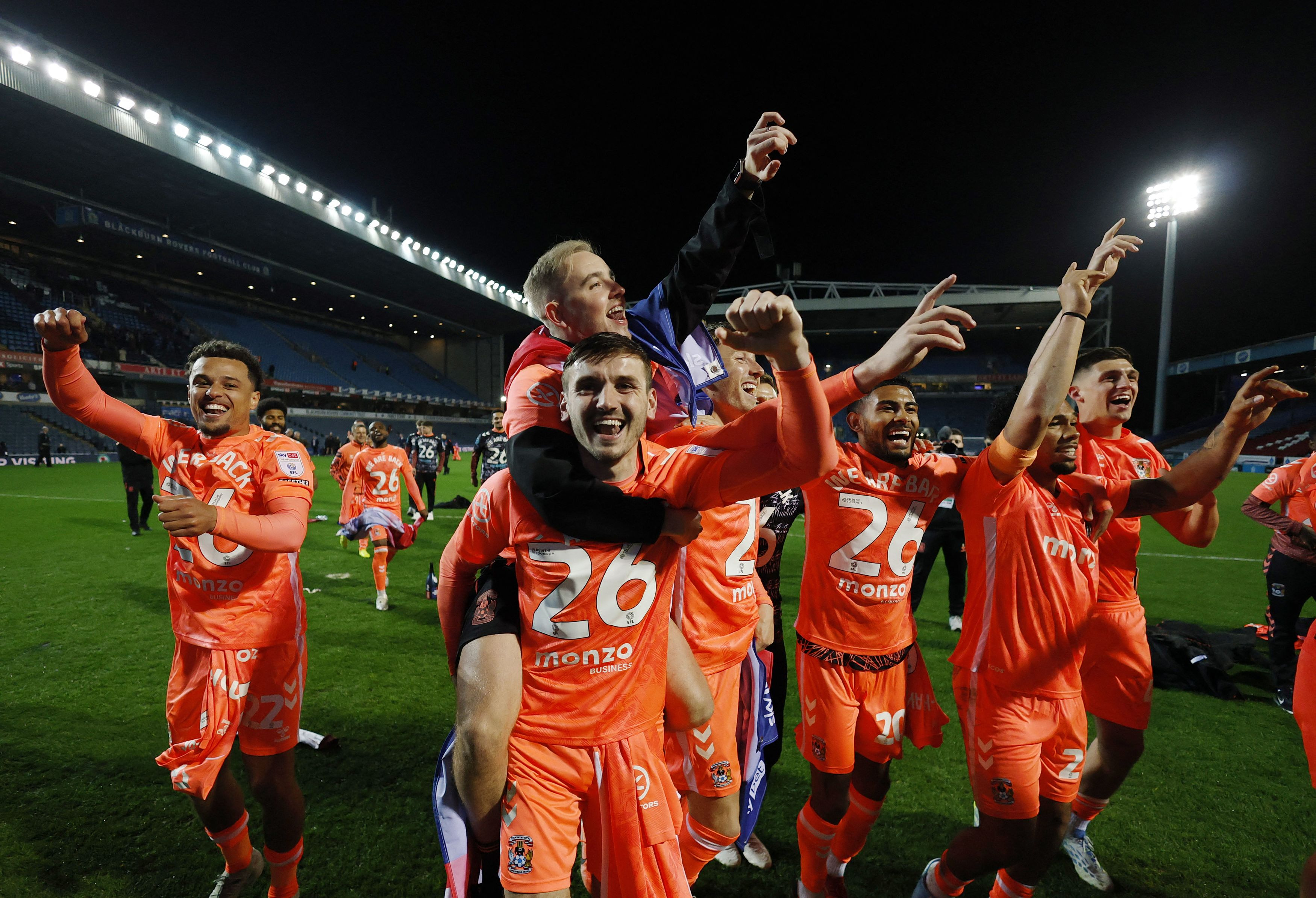 &Omicron; &Lambda;ά&mu;&pi;&alpha;&rho;&nu;&tau; &omicron;&delta;ή&gamma;&eta;&sigma;&epsilon; &tau;&eta;&nu; &Kappa;ό&beta;&epsilon;&nu;&tau;&rho;&iota; &sigma;&tau;&eta;&nu; Premier League &mu;&epsilon;&tau;ά &alpha;&pi;ό 25 &chi;&rho;ό&nu;&iota;&alpha;