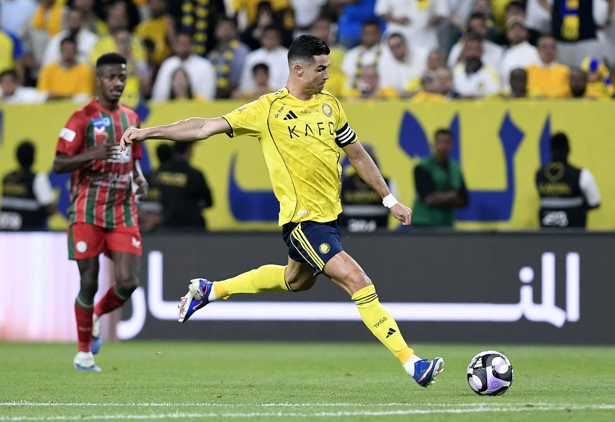 &Delta;&epsilon;&nu; &lambda;ύ&gamma;&iota;&sigma;&epsilon; &sigma;&tau;&omicron; &gamma;ή&pi;&epsilon;&delta;&omicron;, &alpha;&lambda;&lambda;ά &mu;&epsilon;&tau;ά: &Omicron; &Rho;&omicron;&nu;ά&lambda;&nu;&tau;&omicron; έ&pi;&alpha;&iota;&xi;&epsilon; ά&rho;&rho;&omega;&sigma;&tau;&omicron;&sigmaf; &kappa;&alpha;&iota; &alpha;&pi;&omicron;&chi;ώ&rho;&eta;&sigma;&epsilon; &tau;&rho;έ&chi;&omicron;&nu;&tau;&alpha;&sigmaf;