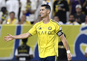 Το έκανε ξανά ο Ρονάλντο: Έδειξε στους οπαδούς της Αλ Αχλί τα πέντε Champions League που έχει (vid)