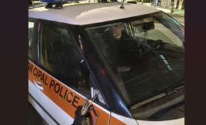 Εξάρχεια: Επίθεση κατά περιπολικού της Δημοτικής Αστυνομίας το βράδυ του Σαββάτου