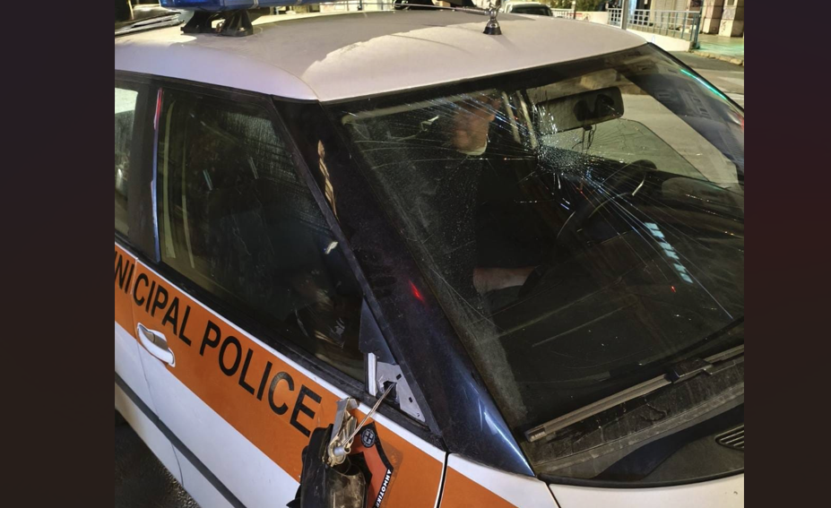 Εξάρχεια: Επίθεση σε όχημα της Δημοτικής Αστυνομίας κατά τη διάρκεια ελέγχων