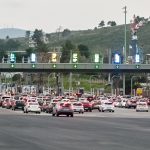 «Πνίγουν» τις Εθνικές Οδούς οι εκδρομείς του Πάσχα: Μποτιλιάρισμα στα διόδια Ελευσίνας, ουρές σε Αττική Οδό – Πληρότητα 100% σε ΚΤΕΛ και πλοία