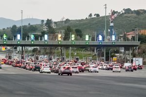 «Πνίγουν» τις Εθνικές Οδούς οι εκδρομείς του Πάσχα: Μποτιλιάρισμα στα διόδια Ελευσίνας, ουρές σε Αττική Οδό – Πληρότητα 100% σε ΚΤΕΛ και πλοία