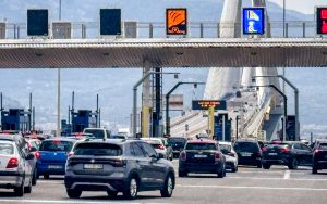 Αυξημένη κίνηση στην γέφυρα Ρίου-Αντιρρίου – Kλειστή η πορθμειακή γραμμή λόγω ισχυρών ανέμων