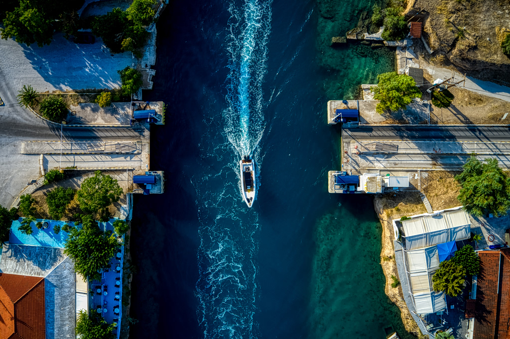 &Tau;&rho;&alpha;&gamma;&omega;&delta;ί&alpha; &sigma;&tau;&eta; &Delta;&iota;ώ&rho;&upsilon;&gamma;&alpha; &tau;&eta;&sigmaf; &Kappa;&omicron;&rho;ί&nu;&theta;&omicron;&upsilon;- &Delta;ύ&tau;&eta;&sigmaf; &alpha;&nu;έ&sigma;&upsilon;&rho;&epsilon; &sigma;&omicron;&rho;ό 17&chi;&rho;&omicron;&nu;&eta;&sigmaf;