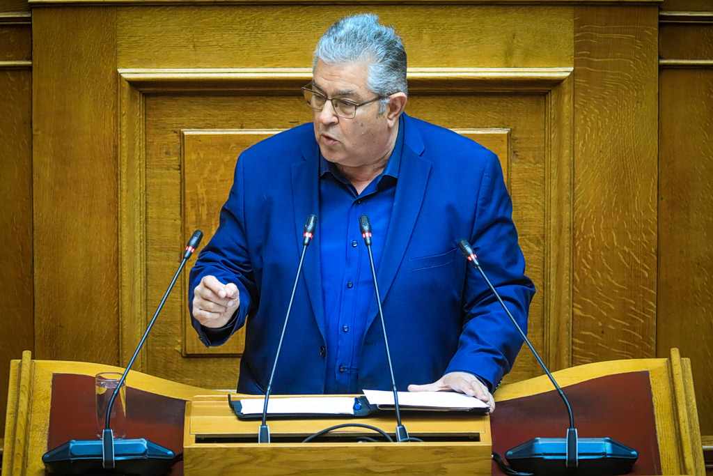 Live η μάχη στη Βουλή – Στο βήμα ο Δημήτρης Κουτσούμπας