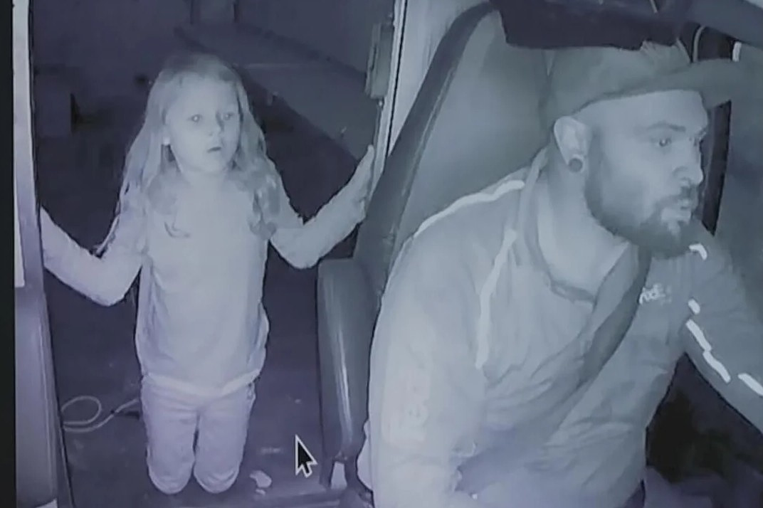 &Tau;έ&xi;&alpha;&sigmaf;: &Omicron; &kappa;&omicron;ύ&rho;&iota;&epsilon;&rho; &pi;&omicron;&upsilon; &sigma;&kappa;ό&tau;&omega;&sigma;&epsilon; &tau;&eta;&nu; 7&chi;&rho;&omicron;&nu;&eta; &tau;&rho;&alpha;&gamma;&omicron;&upsilon;&delta;&omicron;ύ&sigma;&epsilon; &tau;&omicron; &laquo;Jingle Bell Rock&raquo; ό&tau;&alpha;&nu; &tau;&eta; &sigma;&kappa;ό&tau;&omega;&nu;&epsilon; &sigma;&tau;&omicron; &phi;&omicron;&rho;&tau;&eta;&gamma;ό &tau;&omicron;&upsilon;