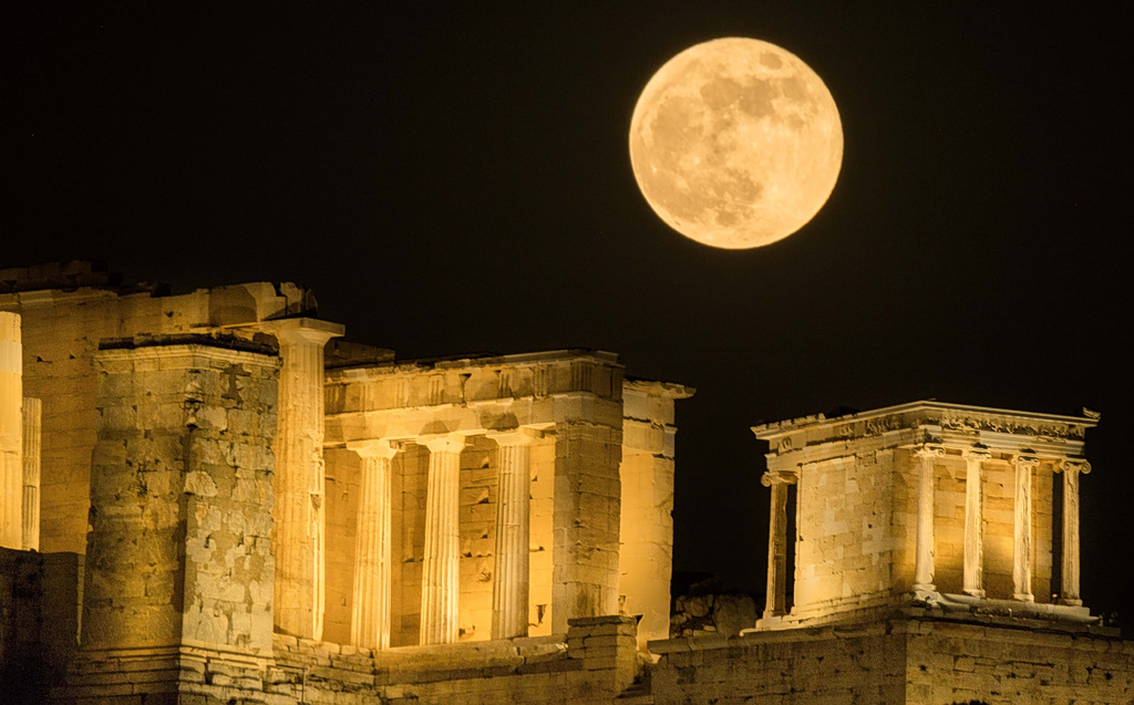 Πανσέληνοι Μαΐου 2026: Ο μήνας αρχίζει με το «Φεγγάρι των Λουλουδιών» και τελειώνει με το «Μπλε Φεγγάρι»