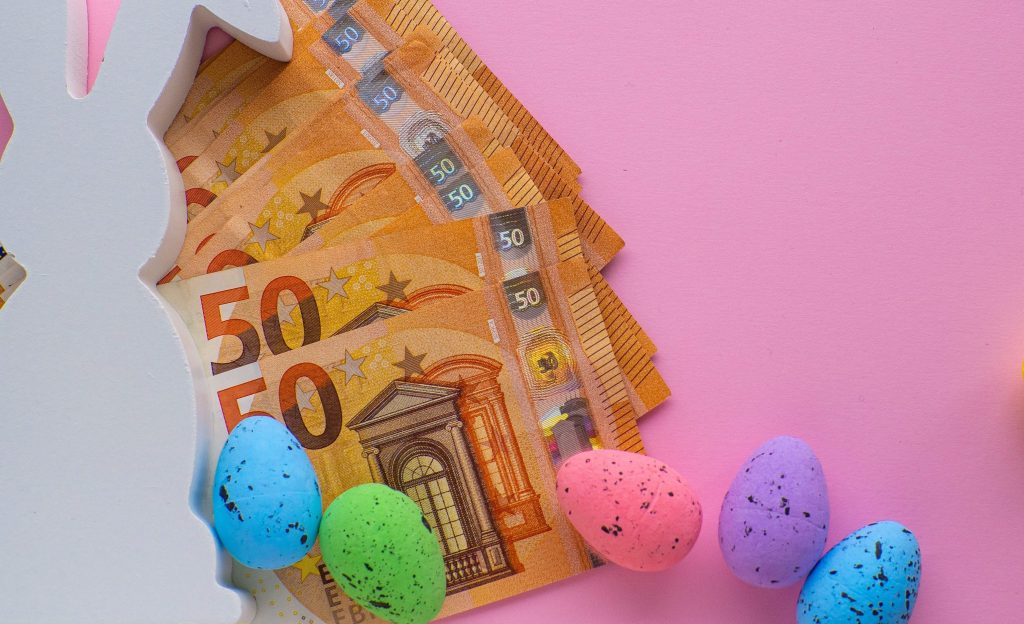 Δώρο Πάσχα: Σε λίγες ώρες τα χρήματα μπαίνουν στους λογαριασμούς σας – Τι ισχύει αν ο εργοδότης πει «δεν έχω»