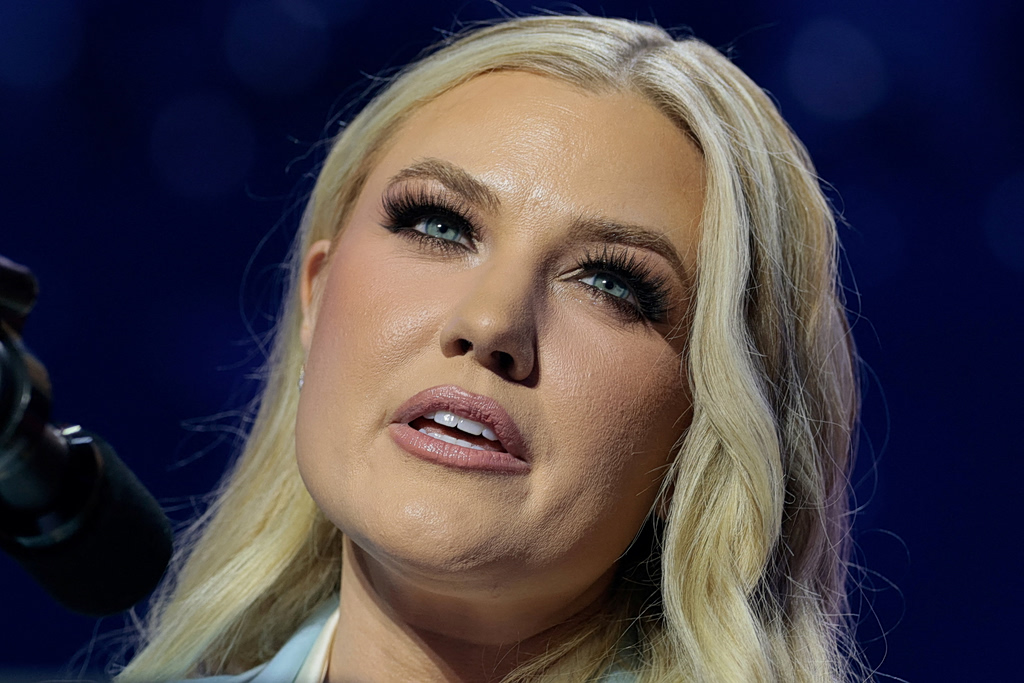 «Θέλω να πάω σπίτι» – Έντρομη η Έρικα Κερκ φυγαδεύτηκε από τον χώρο του δείπνου των ανταποκριτών του Λευκού Οίκου