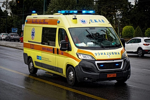 Θεσσαλονίκη: Μεθυσμένος 69χρονος επιτέθηκε σε διασώστες του ΕΚΑΒ στη Νεάπολη