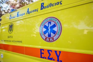 Σοκαριστικό τροχαίο στην Αρτέμιδα: ΙΧ μπήκε μπροστά σε μοτοσικλετιστή, τον εκσφενδόνισε και τον εγκατέλειψε (video)