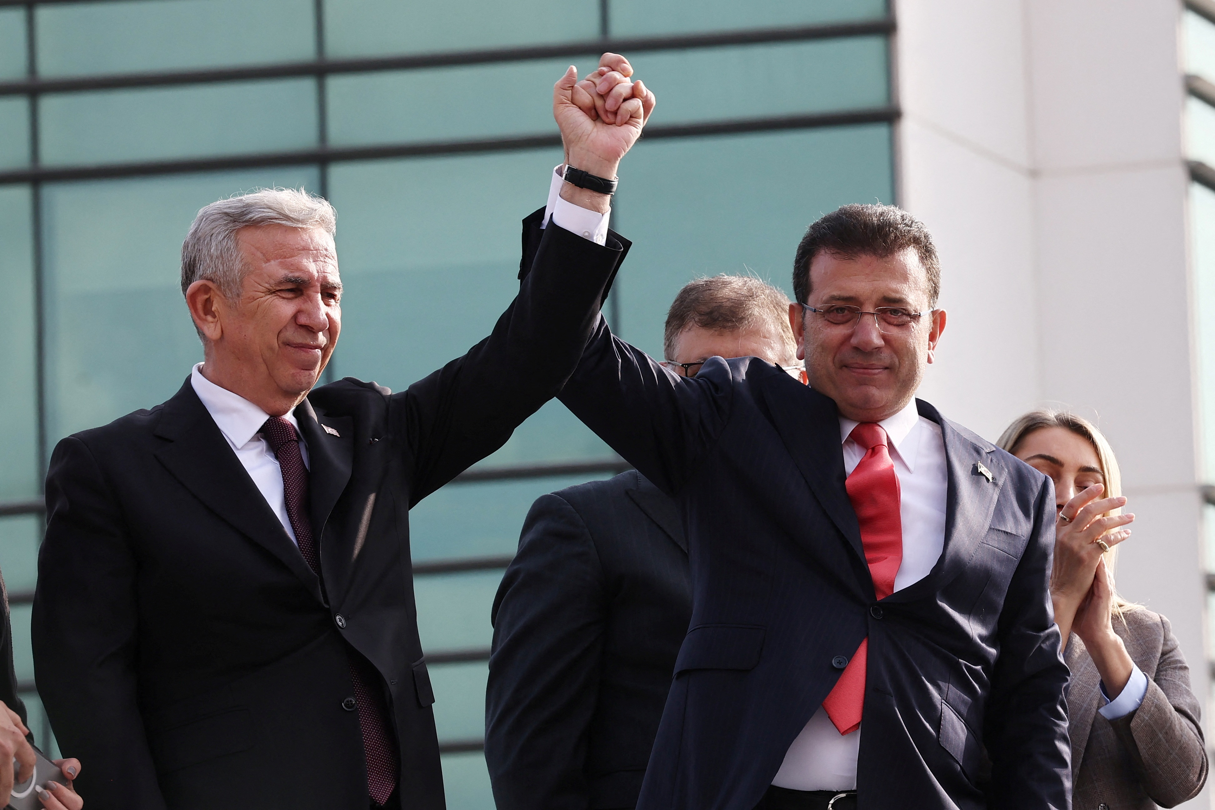 &Mu;&epsilon;&tau;ά &tau;&omicron;&nu; &Iota;&mu;ά&mu;&omicron;&gamma;&lambda;&omicron;&upsilon; &sigma;&tau;&omicron; &laquo;&sigma;&tau;ό&chi;&alpha;&sigma;&tau;&rho;&omicron;&raquo; &tau;&omicron;&upsilon; &Epsilon;&rho;&nu;&tau;&omicron;&gamma;ά&nu; &mu;&pi;&alpha;ί&nu;&epsilon;&iota; &tau;ώ&rho;&alpha; &omicron; &delta;ή&mu;&alpha;&rho;&chi;&omicron;&sigmaf; Ά&gamma;&kappa;&upsilon;&rho;&alpha;&sigmaf;