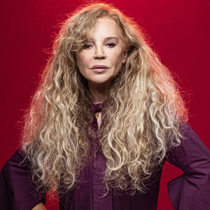 Ελένη Δήμου: «Το 2000 ένιωσα ότι προσπαθούσαν να με συνταξιοδοτήσουν – Το τηλέφωνο δεν χτυπούσε, τα ραδιόφωνα άλλαζαν ύφος»