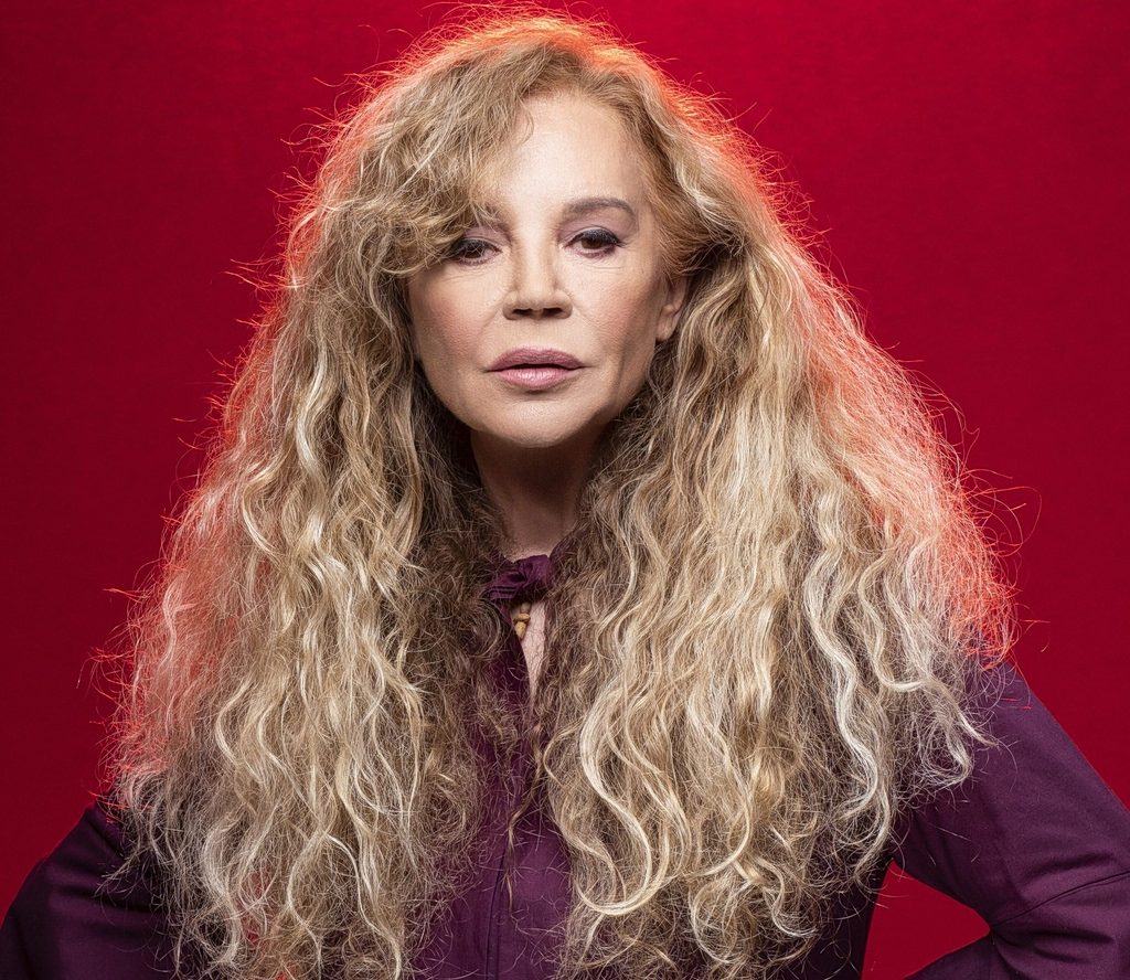 Ελένη Δήμου: «Το 2000 ένιωσα ότι προσπαθούσαν να με συνταξιοδοτήσουν – Το τηλέφωνο δεν χτυπούσε, τα ραδιόφωνα άλλαζαν ύφος»