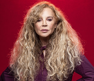 Ελένη Δήμου: «Το 2000 ένιωσα ότι προσπαθούσαν να με συνταξιοδοτήσουν – Το τηλέφωνο δεν χτυπούσε, τα ραδιόφωνα άλλαζαν ύφος»