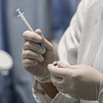 Πώς λειτουργεί το «έξυπνο» εμβόλιο που εξαφάνισε όγκους από ασθενείς – Ο τριπλός μηχανισμός επίθεσης στον καρκίνο