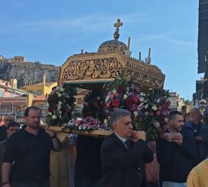 Σε κλίμα κατάνυξης η πρώτη περιφορά Επιταφίου στον Προφήτη Ελισσαίο του Ψυρρή (vid)