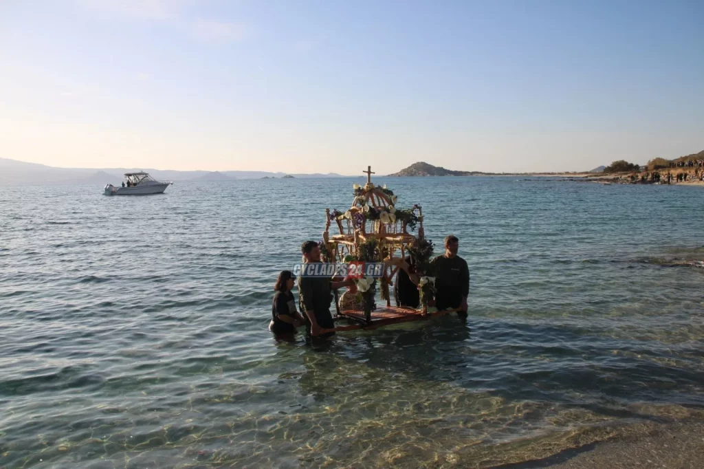 Καστράκι Νάξου: Η εντυπωσιακή περιφορά του Επιταφίου μέσα στη θάλασσα – Δείτε βίντεο