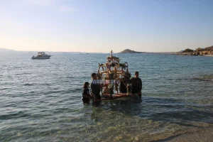 Καστράκι Νάξου: Η εντυπωσιακή περιφορά του Επιταφίου μέσα στη θάλασσα – Δείτε βίντεο