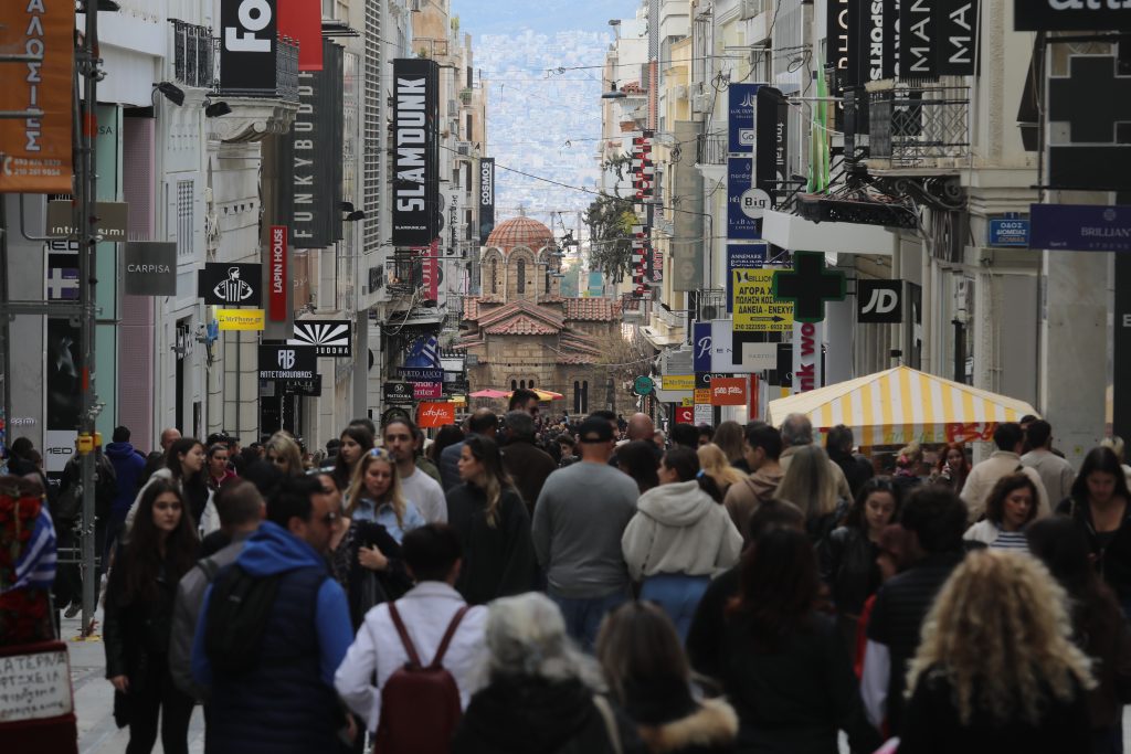 Εορταστικό ωράριο – Μεγάλη Παρασκευή: Τι ώρα θα λειτουργήσουν τα καταστήματα σήμερα