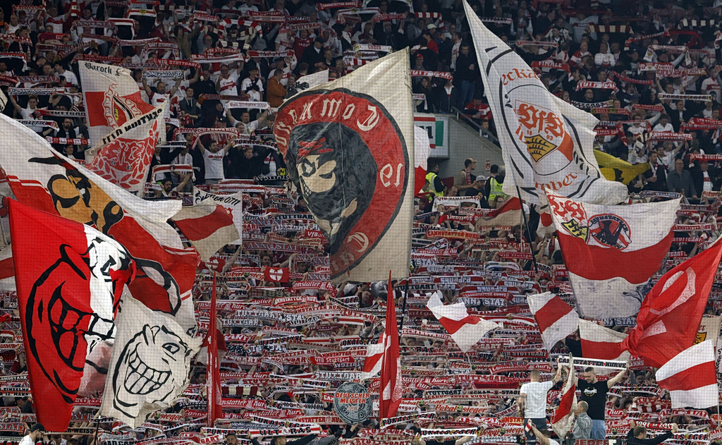 Στουτγκάρδη – Φράιμπουργκ: Χάος από καπνογόνα πριν την έναρξη του ημιτελικού (vid)