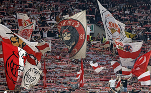 Στουτγκάρδη – Φράιμπουργκ: Χάος από καπνογόνα πριν την έναρξη του ημιτελικού (vid)