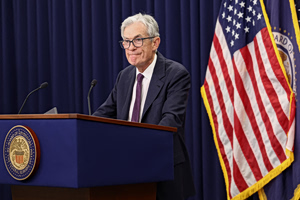 Η Fed διατηρεί αμετάβλητα τα επιτόκια εν μέσω του εντονότερου διχασμού από το 1990