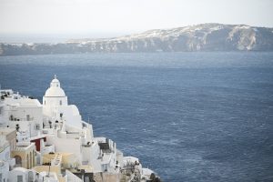 Airbnb: Άνοδος στις Κυκλάδες, «βουτιά» στην Αθήνα – Πώς ο πόλεμος στο Ιράν αλλάζει τις κρατήσεις