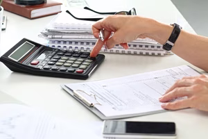 Φορολογικές δηλώσεις: Η Εφορία πατά το κουμπί – Τι να κάνετε για να μην πληρώσετε παραπάνω