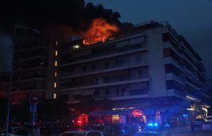 Μεγάλη φωτιά σε διαμέρισμα στη Νέα Σμύρνη