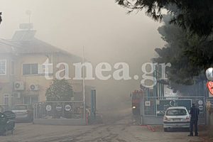 Θεσσαλονίκη: Καλύτερη η εικόνα από τη φωτιά στην εταιρεία ανακύκλωσης – Οι καπνοί «έπνιξαν» την περιοχή (video)
