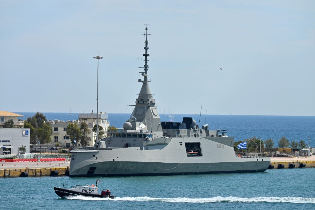 Η φρεγάτα «Κίμων» στο λιμάνι του Πειραιά – Δείτε το εντυπωσιακό βίντεο από την άφιξή της