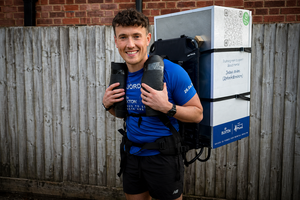 Μαραθώνιος Λονδίνου: Ο σπαρακτικός λόγος που ένας δρομέας έτρεξε όλο τον αγώνα με ένα ψυγείο στην πλάτη του (pics, vid)