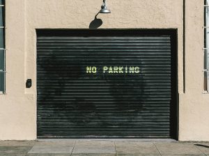 Πότε το γκαράζ χάνει το δικαίωμα της θέσης στον δρόμο – Η απάντηση ανατρέπει τα δεδομένα