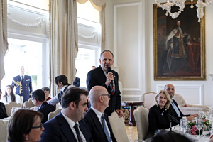 Χαλαρές στιγμές και «πηγαδάκια» στο γεύμα που παρέθεσε ο Γεραπετρίτης στους Γάλλους υπουργούς