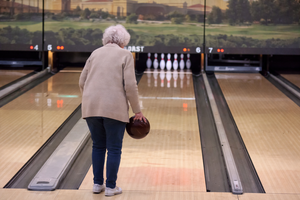 Γιαγιά 93χρονών κάνει strike στο μπόουλινγκ και μιμείται τον Τζόρνταν (vid)