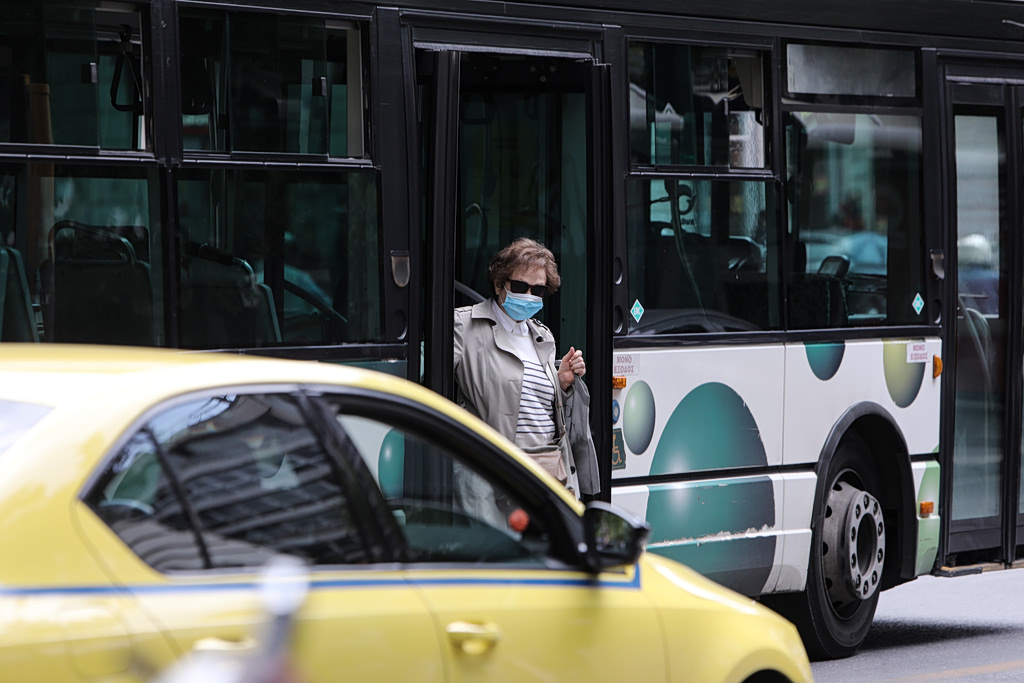 Ξεχασιάρα γιαγιά άφησε 30.000 ευρώ, χρυσές λίρες και κοσμήματα σε λεωφορείο – Πώς της επιστράφηκαν