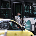 Ξεχασιάρα γιαγιά άφησε 30.000 ευρώ, χρυσές λίρες και κοσμήματα σε λεωφορείο – Πώς της επιστράφηκαν