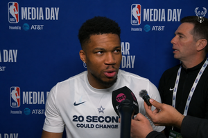 Ο Γιάννης Αντετοκούνμπο απαντάει στο αιώνιο ερώτημα «Μέσι ή Ρονάλντο;»