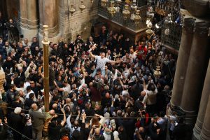 Με λαμπρότητα η αφή του Αγίου Φωτός – Το μήνυμα της Ανάστασης και της ελπίδας σε όλη την Οικουμένη