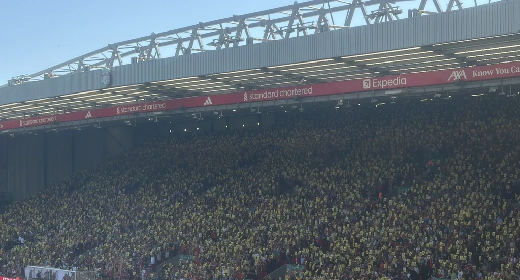 «Κίτρινη διαμαρτυρία» στο Anfield: Οι οπαδοί της Λίβερπουλ σήκωσαν κάρτες για τα εισιτήρια